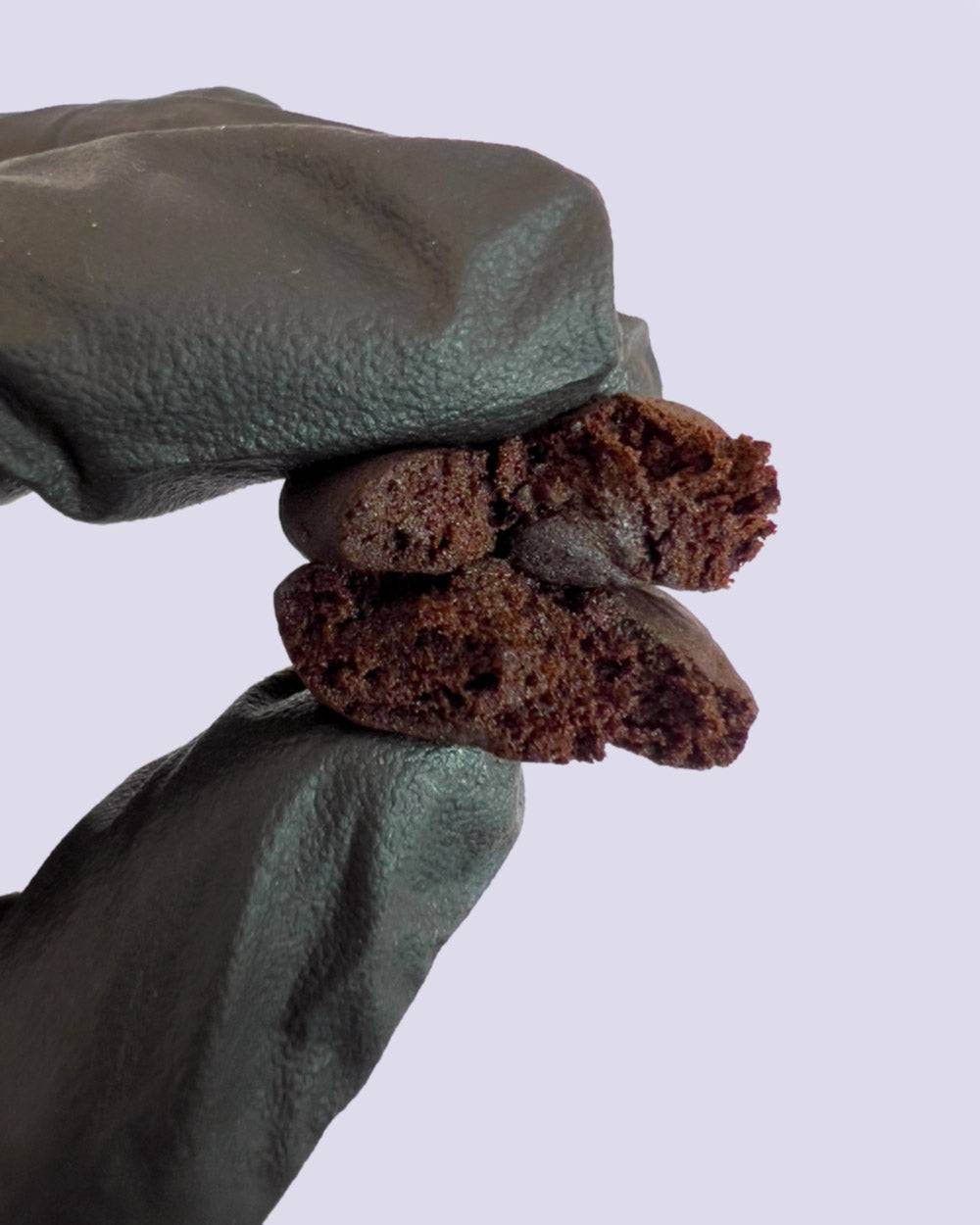 Blauer Lotus Hasch Produktbild mit Hand, Konsistenz Blauer Lotus Hasch